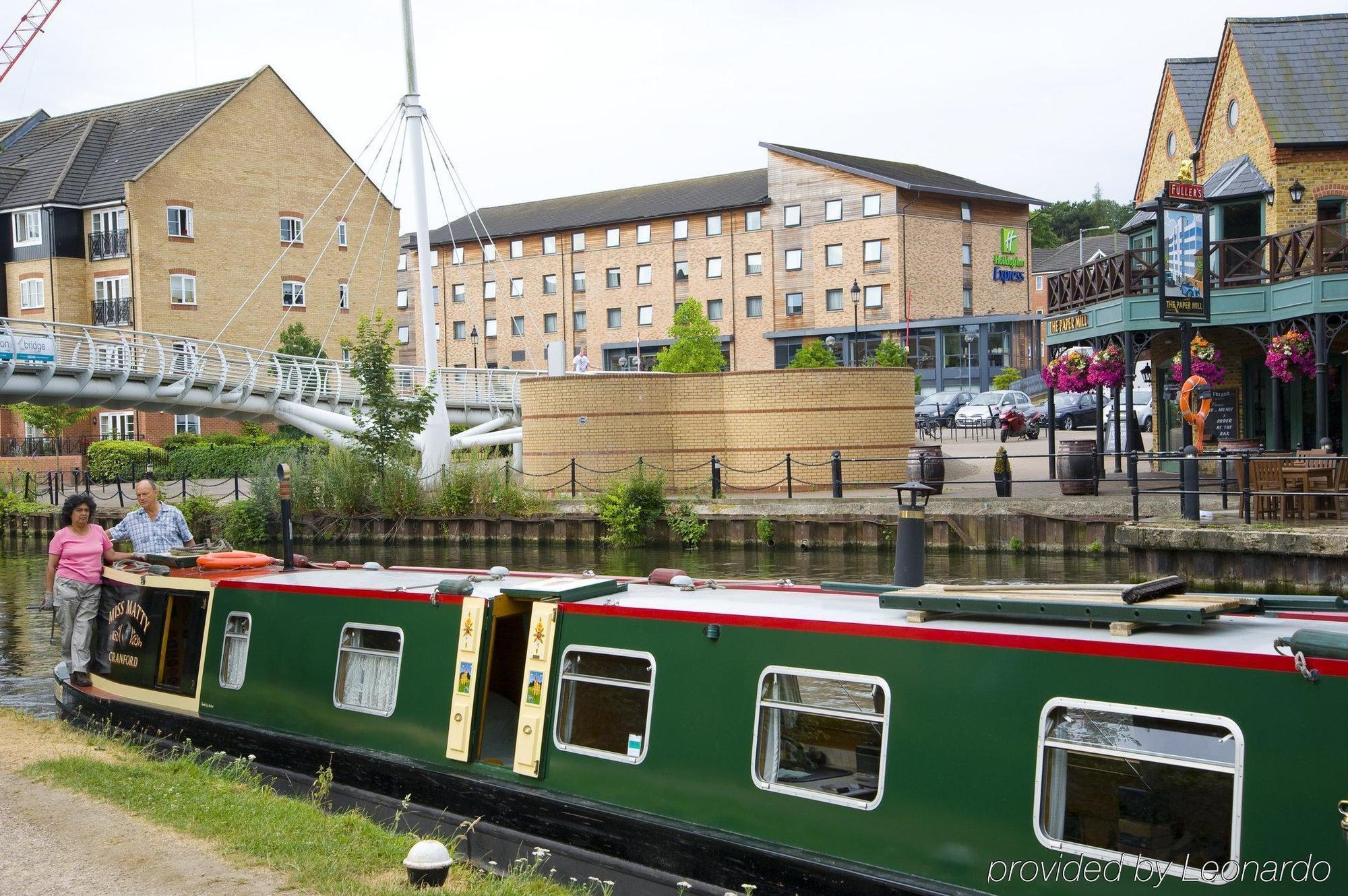 Holiday Inn Express Hemel Hempstead, An Ihg Hotel Exterior foto